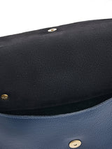 Closed view of the opening of the bag.