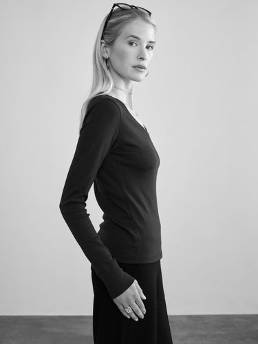 RIBBED COTTON L/S V-NECK by Margaret O'Leary