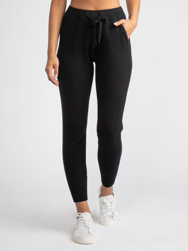 Front view of the cashmere jogger in Black color.
