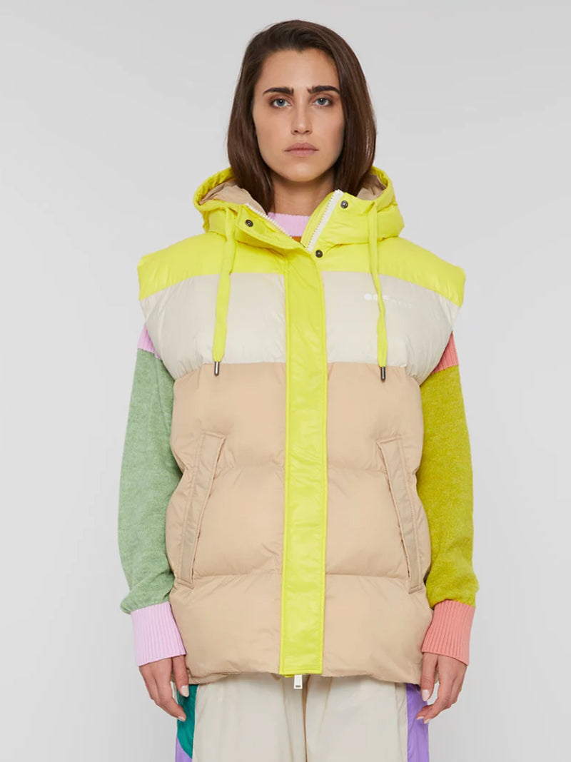 Front view of the model wearing the vest in panna (bright yellow, cream and beige) color.