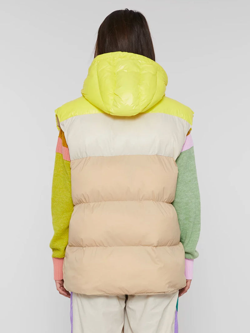 Back view of the model wearing the vest in panna (bright yellow, cream and beige) color.