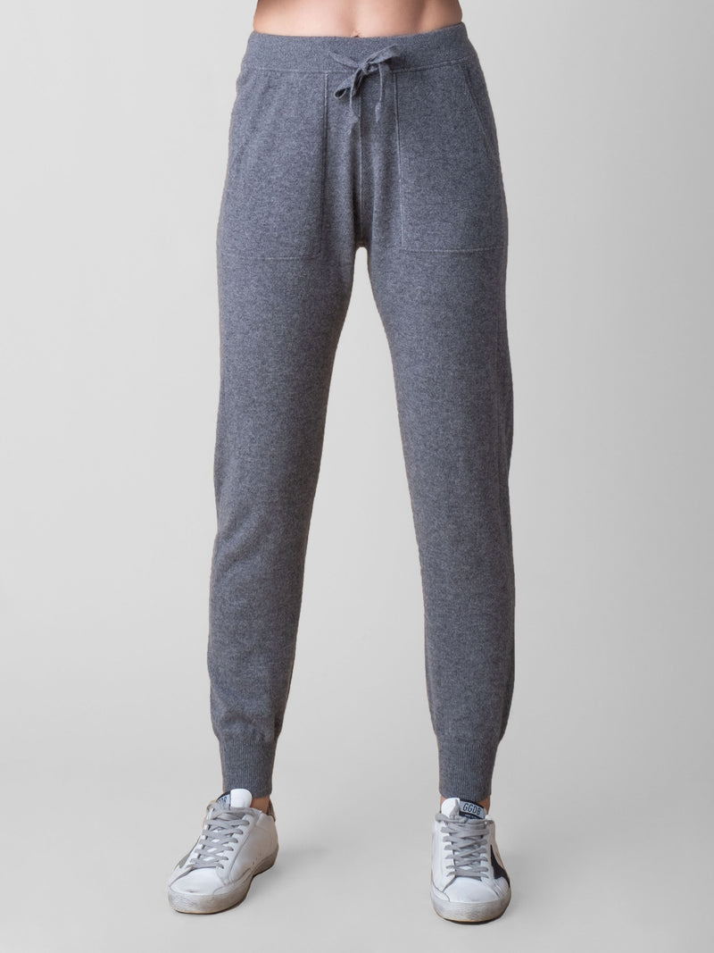 Front view of the cashmere jogger in pewter color.